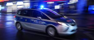 Ein Polizeiauto bei einer Einsatzfahrt mit Blaulicht. 