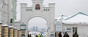 In der Ukraine hat der Geheimdienst SBU Razzien in mehreren Klöstern der ukrainisch-orthodoxen Kirche des Moskauer Patriarchats vorgenommen und das mit Spionageabwehr begründet.