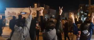 17.11.2022, Iran, Izeh: Protestierende Frauen ohne das vorgeschriebene Kopftuch heben ihre Hände und zeigen das Victory-Zeichen. Bei landesweiten Protesten sind im Iran innerhalb eines Tages mindestens 18 weitere Menschen getötet worden. Foto: Anonymous/ZUMA Press Wire/dpa +++ dpa-Bildfunk +++