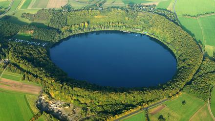 Die Maare sind durch den Vulkanismus in der Eifel entstanden. Sie sind meist trichterförmig mit kreisrunder Uferlinie und tief. Zehn von insgesamt 75 Maaren sind mit Wasser gefüllt.