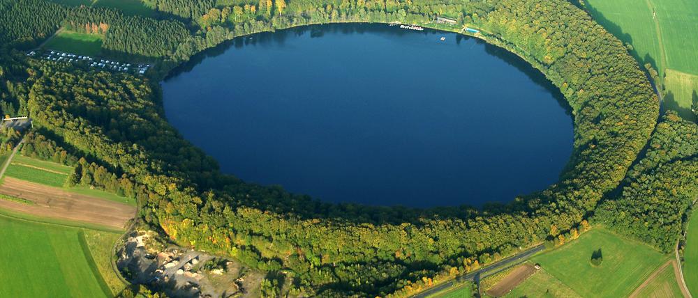 Die Maare sind durch den Vulkanismus in der Eifel entstanden. Sie sind meist trichterförmig mit kreisrunder Uferlinie und tief. Zehn von insgesamt 75 Maaren sind mit Wasser gefüllt.