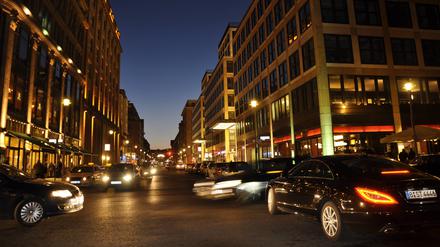 Friedrichstraße am Abend.  