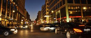 Friedrichstraße am Abend.
