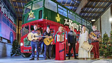 Von der Straße auf die großen Bühnen. Die Kelly Family lädt zur Weihnachtsparty mit Extremsportler Joey (2. v. l.).