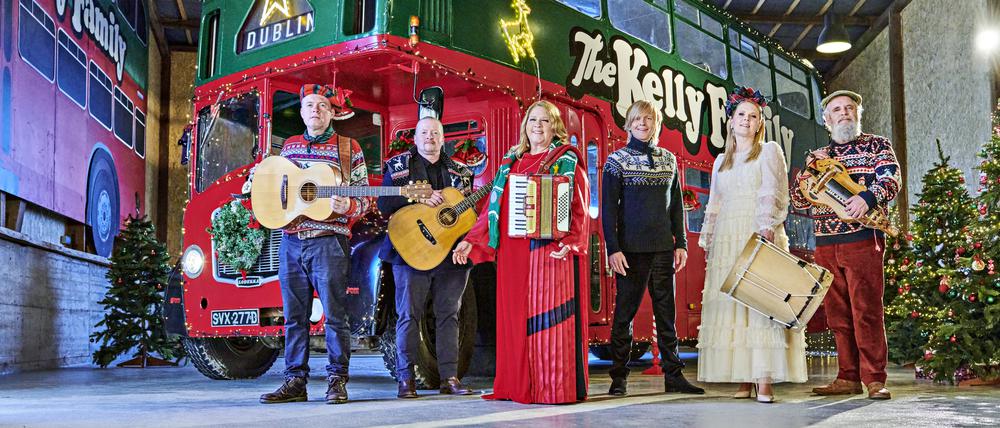 Von der Straße auf die großen Bühnen. Die Kelly Family lädt zur Weihnachtsparty mit Extremsportler Joey (2. v. l.).