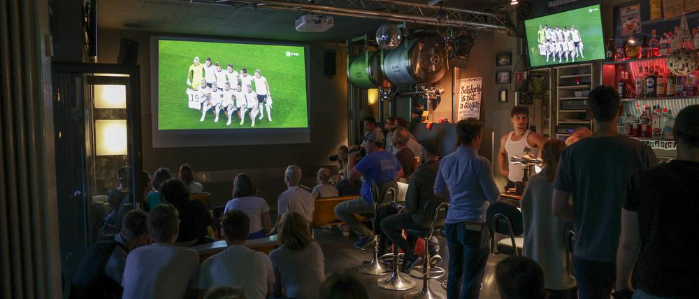 Blick in die FC Magnet Bar beim Public Viewing das EM-Halbfinalspiel Deutschland gegen Frankreich. Weltmeisterschaften im Sommer wurden auch in Berlin oft draußen verfolgt.