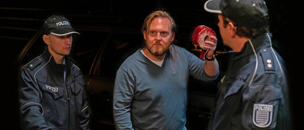 Lars (Axel Stein, Mitte) will den Polizisten (Marian Meder, Viktor Bleischwitz, links) erklären, was passiert ist.