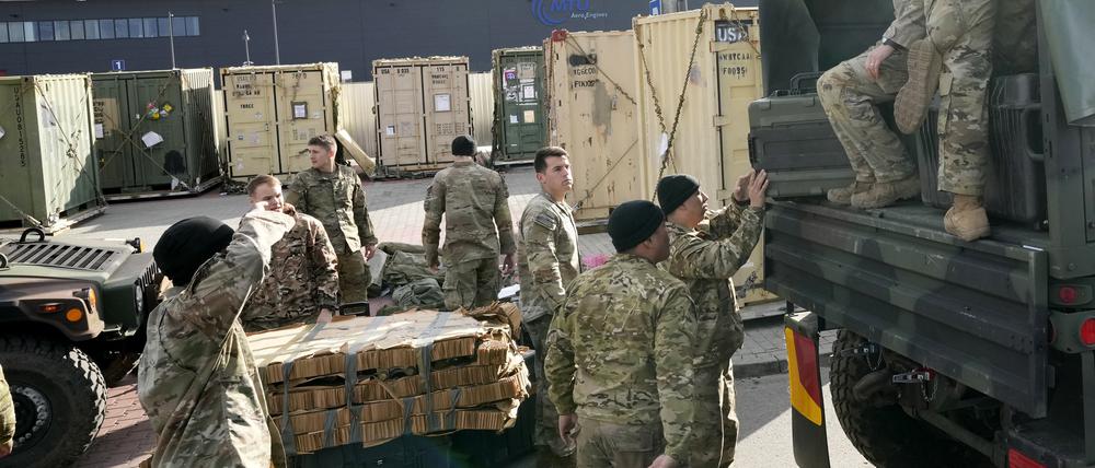 US-Soldaten verladen Ausrüstung auf Fahrzeuge im polnischen Rzeszow.
