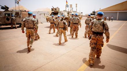 Soldaten der Bundeswehr verlassen einen Platz im Camp Castor in Gao während des Besuchs der Verteidigungsministerin. 