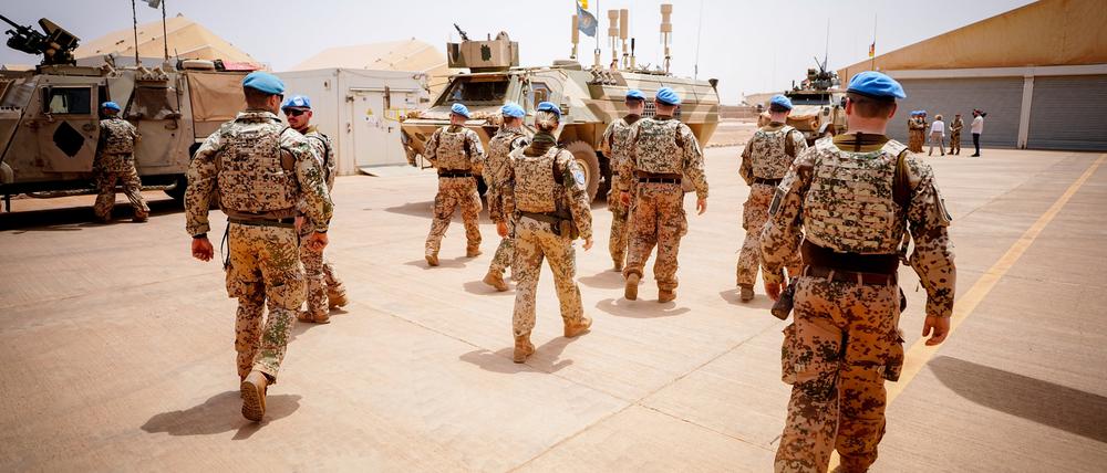 Soldaten der Bundeswehr verlassen einen Platz im Camp Castor in Gao während des Besuchs der Verteidigungsministerin.