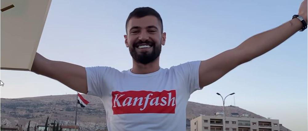 Fayez Kanfash feiert im Juli 2021 in Damaskus seine Followerzahl.