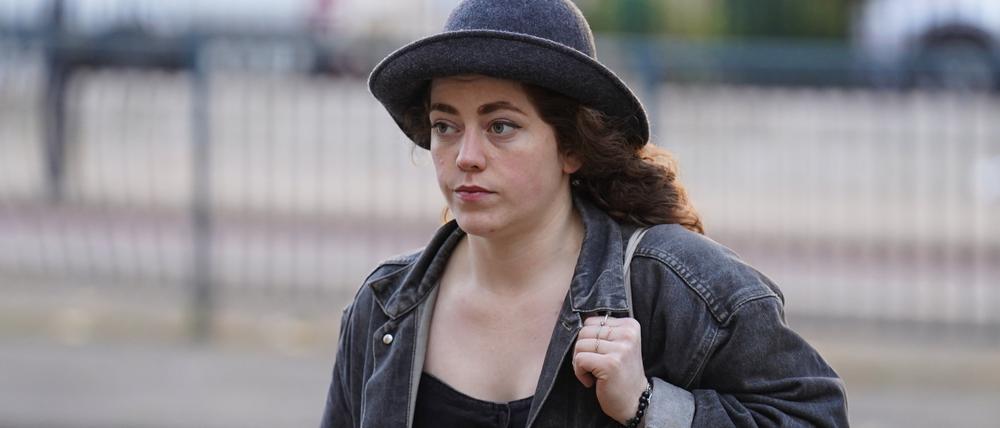 Die „Just Stop Oil“-Demonstrantin Emily Brocklebank trifft vor dem Westminster Magistrates’ Court in London ein. 