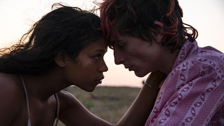 Maren (Taylor Russell) und Lee (Timothée Chalamet) durchstreifen Amerika auf der Suche nach Nahrung. 