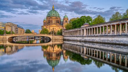 Der Berliner Dom und die Spree.