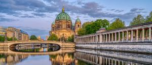 Der Berliner Dom und die Spree.