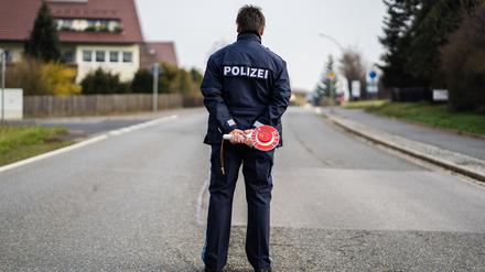 Ein Polizist kontrolliert die Ortsein- und ausfahrt vom bayerischen Mitterteich. Dort galt im März 21020 eine Ausgangssperre. 