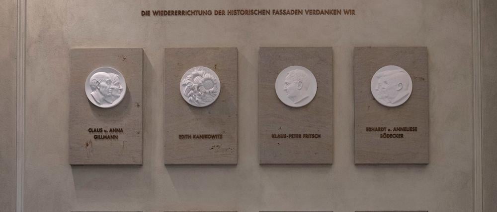 „Erhardt u. Anneliese Bödecker“: Die Spendertafel (mit einem fehlenden H im Vornamen) - wurde im Oktober 2021 entfernt.