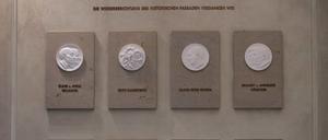 „Erhardt u. Anneliese Bödecker“: Die Spendertafel (mit einem fehlenden H im Vornamen) - wurde im Oktober 2021 entfernt.