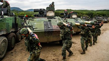 Taiwanesische Soldaten während einer Artillerieübung im September. Der Inselstaat will künftig stärker auf asymmetrische Verteidigung setzen.