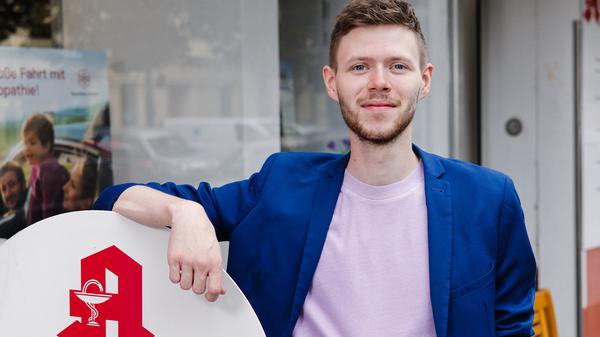 Amon Ottersberg vor der Medios-Apotheke in Mitte.