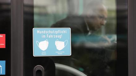 Mundschutzpflicht, Maskenpflicht, im Fahrzeug, Forschungsprojekt „Autonome Straßenbahn im Depot“ - wischenpräsentation des Forschungsprojektes AStriD „Autonome Straßenbahn im Depot“ der Siemens Mobility GmbH in Kooperation mit dem Verkehrsbetrieb Potsdam (ViP), ViP-Betriebshof, Potsdam, 23.08.2021, Foto: Sebastian Gabsch