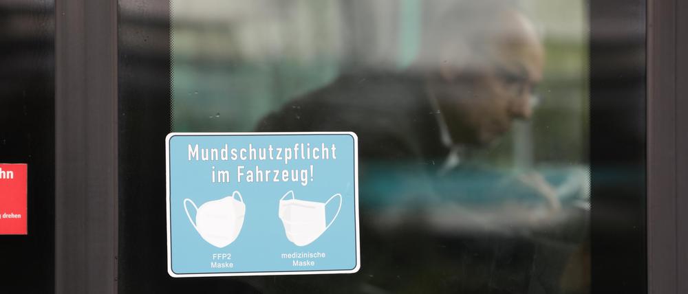 Mundschutzpflicht, Maskenpflicht, im Fahrzeug, Forschungsprojekt „Autonome Straßenbahn im Depot“ - wischenpräsentation des Forschungsprojektes AStriD „Autonome Straßenbahn im Depot“ der Siemens Mobility GmbH in Kooperation mit dem Verkehrsbetrieb Potsdam (ViP), ViP-Betriebshof, Potsdam, 23.08.2021, Foto: Sebastian Gabsch