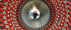 Im Siemens-Generatorenwerk in Erfurt kontrolliert ein Mitarbeiter am 31.05.2011 die Bauteile eines Generatorständers. Foto: Martin Schutt dpa (zu dpa "Exportrekord für deutsche Maschinenbauer und Elektroindustrie" vom 22.02.2016) +++(c) dpa - Bildfunk+++