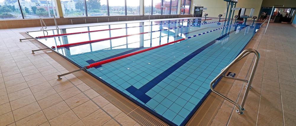Für den Eintritt in das Sport- und Familienbad und die Therme müssen Besucher:innen künftig mehr Geld hinlegen.  