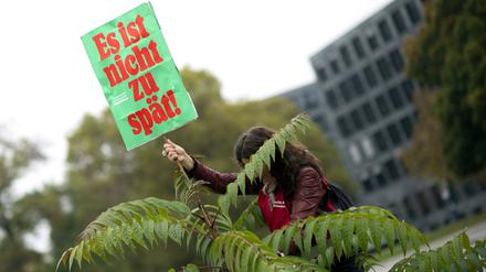 Demo Solidarischer Herbst DEU, Deutschland, Germany, Berlin, 22.10.2022 Aktivisten vom Volksbegehren Berlin 2030 Klimaneutral mit Plakat Es ist nicht zu Spaet auf der Demonstration und Kundgebung der sozialen Bewegung und Buendnis Solidarischer Herbst unter dem Motto Solidarisch durch die Krise Soziale Sicherheit schaffen und fossile Abhaengigkeiten beenden in Berlin, Deutschland. Die Demonstranten fordern Entlastungen, soziale Sicherheit, Wende in der Finanzpolitik und Haushaltspolitik, eine solidarische Politik, die gleichzeitig die Weichen stellt, um die Abhaengigkeit von fossilen Energien zu beenden. en: Activists from the Berlin 2030 referendum Climate neutral with poster It is not too late at the demonstration and rally of the social 