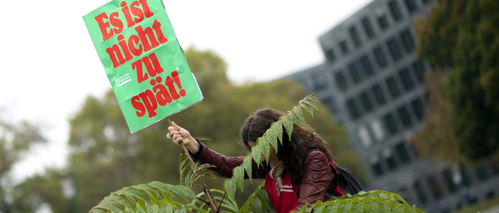 Demo Solidarischer Herbst DEU, Deutschland, Germany, Berlin, 22.10.2022 Aktivisten vom Volksbegehren Berlin 2030 Klimaneutral mit Plakat Es ist nicht zu Spaet auf der Demonstration und Kundgebung der sozialen Bewegung und Buendnis Solidarischer Herbst unter dem Motto Solidarisch durch die Krise Soziale Sicherheit schaffen und fossile Abhaengigkeiten beenden in Berlin, Deutschland. Die Demonstranten fordern Entlastungen, soziale Sicherheit, Wende in der Finanzpolitik und Haushaltspolitik, eine solidarische Politik, die gleichzeitig die Weichen stellt, um die Abhaengigkeit von fossilen Energien zu beenden. en: Activists from the Berlin 2030 referendum Climate neutral with poster It is not too late at the demonstration and rally of the social