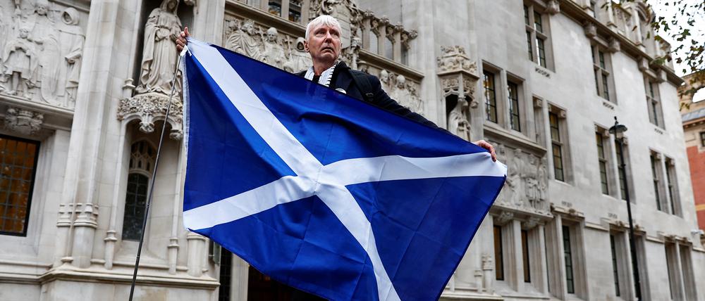Ein Mann mit der Schottland-Flagge
