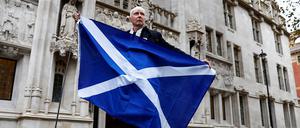 Ein Mann mit der Schottland-Flagge