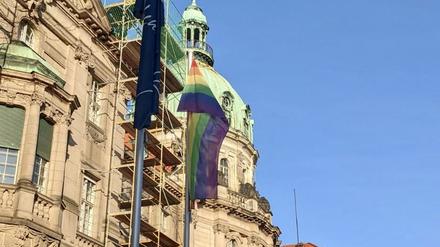 Die Regenbogenflagge vor dem Potsdamer Rathaus.
