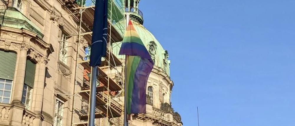 Die Regenbogenflagge vor dem Potsdamer Rathaus.