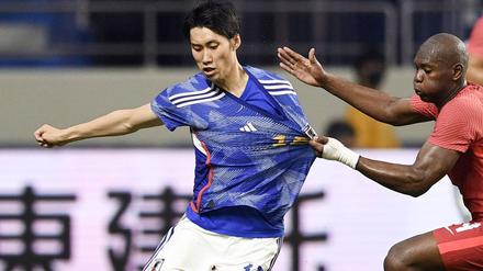 17.11.2022, Vereinigte Arabische Emirate, Dubai: Fußball, Vorbereitung auf die WM 2022 in Katar, Testspiel Japan - Kanada, Daichi Kamada (l) aus Japan schießt den Ball während eines Freundschaftsspiels gegen Kanada in Dubai. Kanada gewann 2:1. Foto: kyodo/dpa +++ dpa-Bildfunk +++