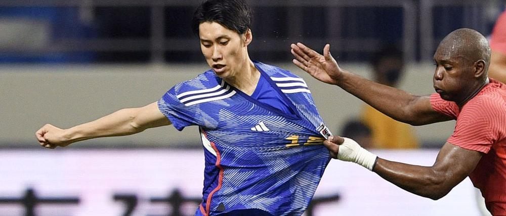 17.11.2022, Vereinigte Arabische Emirate, Dubai: Fußball, Vorbereitung auf die WM 2022 in Katar, Testspiel Japan - Kanada, Daichi Kamada (l) aus Japan schießt den Ball während eines Freundschaftsspiels gegen Kanada in Dubai. Kanada gewann 2:1. Foto: kyodo/dpa +++ dpa-Bildfunk +++