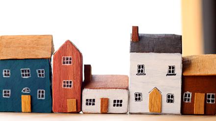 Mit dem neuen Gesetz müssen einige Verbraucher*innen deutlich höhere Steuern auf ihr Immobilienerbe zahlen.