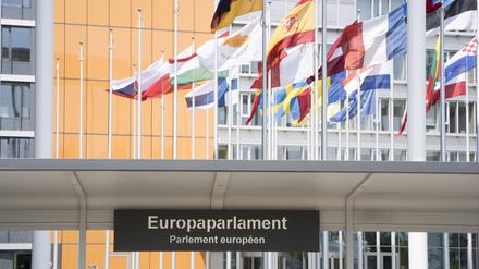 Ein Straßenbahnhaltestellenschild mit der Aufschrift „Europarlament“.