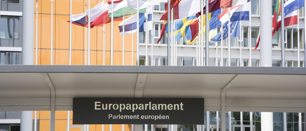 Ein Straßenbahnhaltestellenschild mit der Aufschrift „Europarlament“.