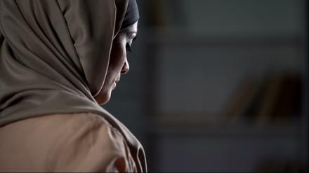 Umfragen zufolge tragen viele Muslimas in Deutschland das Kopftuch nicht aus freiem Willen. 
