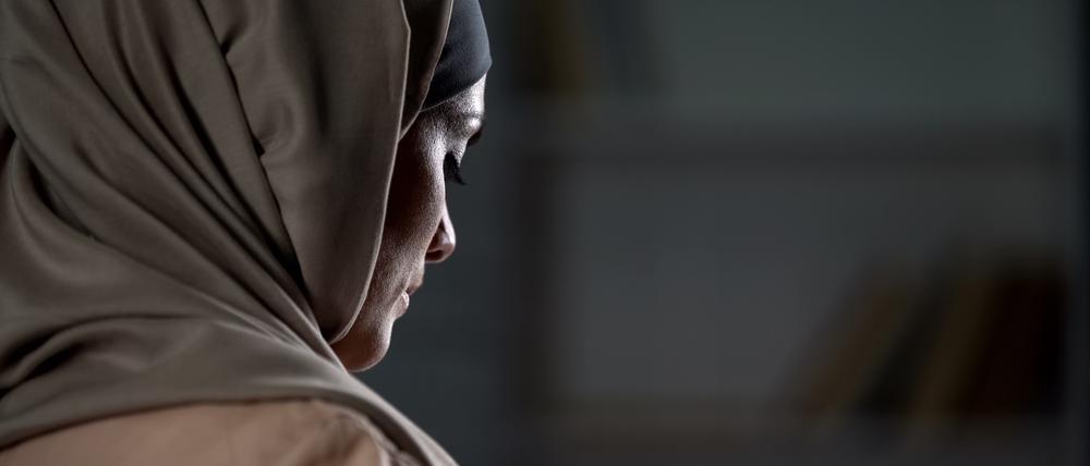Umfragen zufolge tragen viele Muslimas in Deutschland das Kopftuch nicht aus freiem Willen.