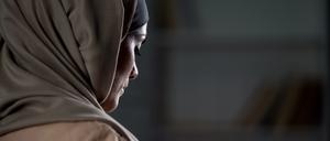 Umfragen zufolge tragen viele Muslimas in Deutschland das Kopftuch nicht aus freiem Willen. 