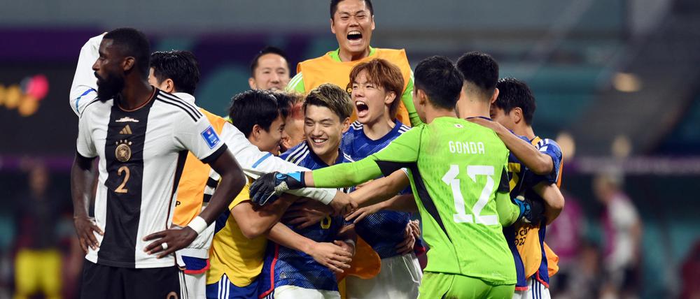 Die Japaner jubeln vor dem bedienten Antonio Rüdiger.