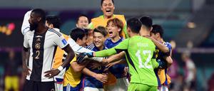 Die Japaner jubeln vor dem bedienten Antonio Rüdiger.