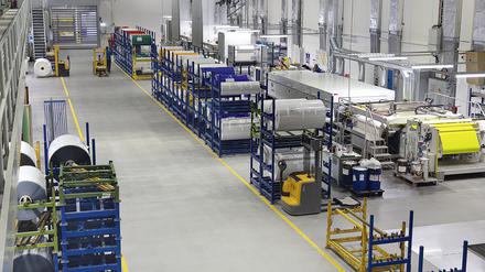 Die Produktionshalle von Orafol am Hauptsitz in Oranienburg. 