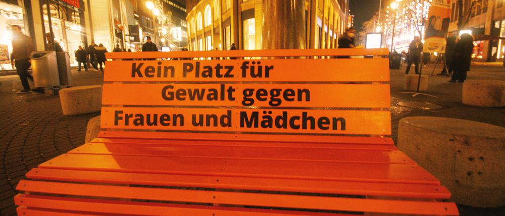 Auf einer Bank in der Kölner Innenstadt steht: „Kein Platz für Gewalt gegen Frauen und Mädchen“. (Archivbild)