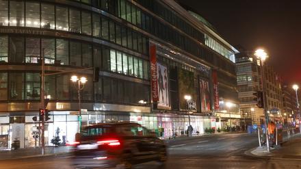 23.11.2022, Berlin: Ein Auto fährt auf der Friedrichstraße. Auf einem mehr als zwei Jahre lang autofreien Abschnitt der Berliner Friedrichstraße rollt seit dem späten Dienstagabend wieder der Verkehr - zumindest für eine Zeit lang. Gegen Mitternacht wurde die Sperrung für Autos zwischen Französischer und Leipziger Straße aufgehoben. Foto: Jörg Carstensen/dpa +++ dpa-Bildfunk +++