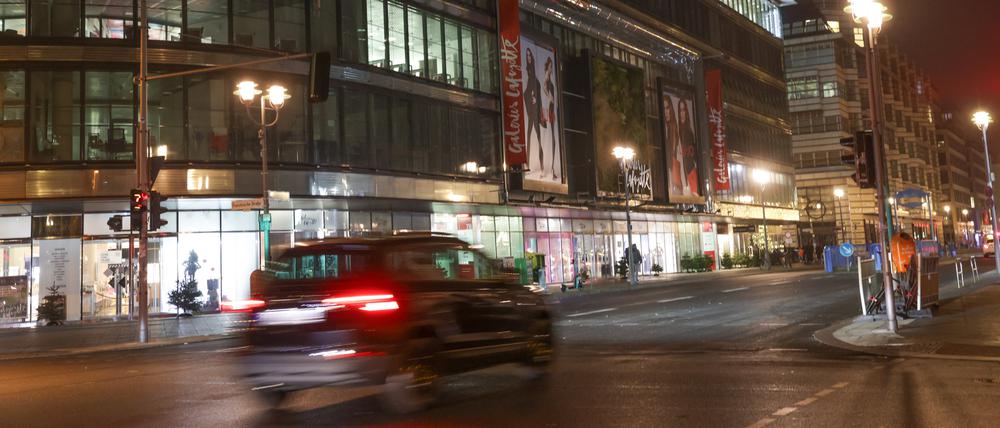23.11.2022, Berlin: Ein Auto fährt auf der Friedrichstraße. Auf einem mehr als zwei Jahre lang autofreien Abschnitt der Berliner Friedrichstraße rollt seit dem späten Dienstagabend wieder der Verkehr - zumindest für eine Zeit lang. Gegen Mitternacht wurde die Sperrung für Autos zwischen Französischer und Leipziger Straße aufgehoben. Foto: Jörg Carstensen/dpa +++ dpa-Bildfunk +++
