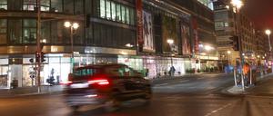 23.11.2022, Berlin: Ein Auto fährt auf der Friedrichstraße. Auf einem mehr als zwei Jahre lang autofreien Abschnitt der Berliner Friedrichstraße rollt seit dem späten Dienstagabend wieder der Verkehr - zumindest für eine Zeit lang. Gegen Mitternacht wurde die Sperrung für Autos zwischen Französischer und Leipziger Straße aufgehoben. Foto: Jörg Carstensen/dpa +++ dpa-Bildfunk +++