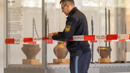 Ein Absperrband der Polizei wird im Kelten-Römer-Museum gespannt.
